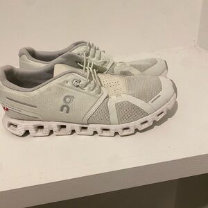 Women’s Slip on On Clouds Size 10